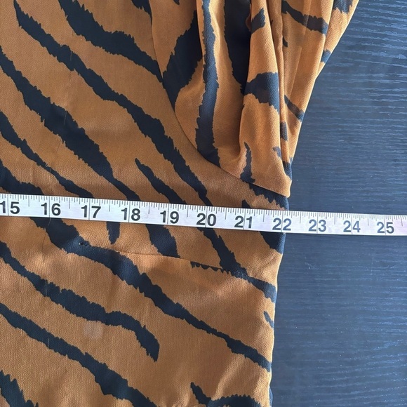 WHBM Tiger print blouse Size Large - Picture 10 of 11